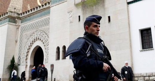 السلطات الفرنسية تعلن "حربا غير مسبوقة" على المساجد وتغلق العديد منها السلطات الفرنسية تعلن "حربا غير مسبوقة" على المساجد وتغلق العديد منها