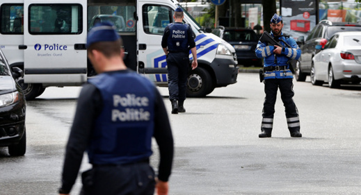 موقف بطولي.. شاب مغربي ينقذ شرطية عنّفها محتجّون في العاصمة البلجيكية موقف بطولي.. شاب مغربي ينقذ شرطية عنّفها محتجّون في العاصمة البلجيكية