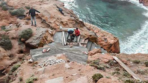بعد أن أهملها المسؤولون.. شاب من المنطقة يعيد "بناء" سلالم حامة الشعابي بدار الكبداني بعد أن أهملها المسؤولون.. شاب من المنطقة يعيد "بناء" سلالم حامة الشعابي بدار الكبداني