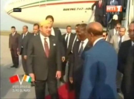 بالفيديو.. الملك محمد السادس يمتنع عن تقبيل يده من طرف سفير ايفواري احتراما له بالفيديو.. الملك محمد السادس يمتنع عن تقبيل يده من طرف سفير ايفواري احتراما له