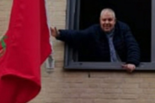 هولندا.. انفصالي ينزل العلم الوطني من أعلى مقر القنصلية المغربية في أوتريخت والمغاربة يشجبون هولندا.. انفصالي ينزل العلم الوطني من أعلى مقر القنصلية المغربية في أوتريخت والمغاربة يشجبون