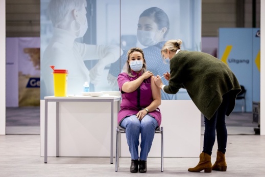 هولندا.. الريفية "سناء القادري" تعبر عن سعادتها من تلقي ثاني جرعة لقاح فيروس كورونا هولندا.. الريفية "سناء القادري" تعبر عن سعادتها من تلقي ثاني جرعة لقاح فيروس كورونا