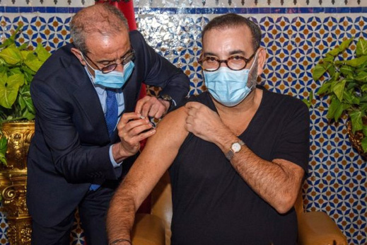الملك محمد السادس يعطي الانطلاقة الرسمية لحملة التلقيح بتلقي الجرعة الأولى الملك محمد السادس يعطي الانطلاقة الرسمية لحملة التلقيح بتلقي الجرعة الأولى