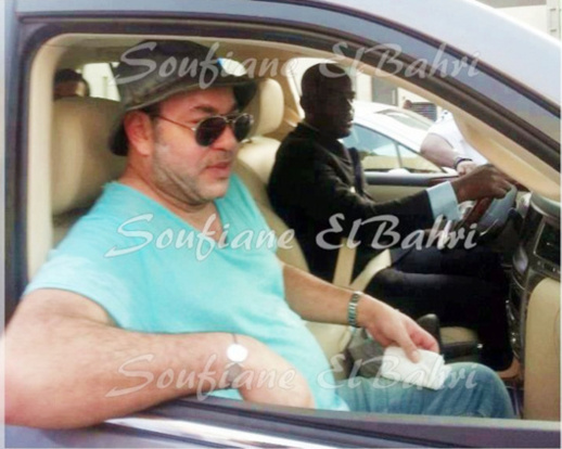 الملك يرتدي "تشورت" و"جينز" ويتخلص من البرتكول في جولته الإفريقية الملك يرتدي "تشورت" و"جينز" ويتخلص من البرتكول في جولته الإفريقية