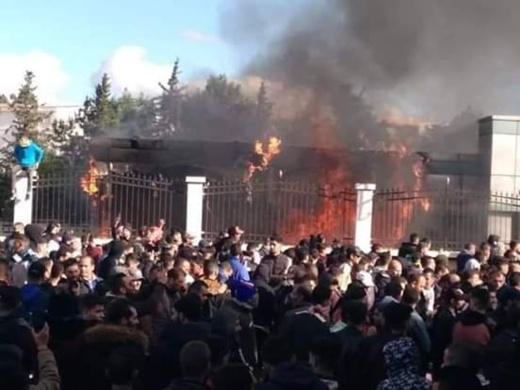 الجزائر "تشتعل" مجددا.. احتجاجات عارمة تنديدا بالظروف المعيشية والمطالبة بـ"رحيل" المسؤولين الجزائر "تشتعل" مجددا.. احتجاجات عارمة تنديدا بالظروف المعيشية والمطالبة بـ"رحيل" المسؤولين