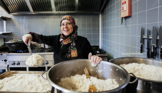 صباح الخمليشي.. مغربية تتطوع لإطعام مشردي ويتامى أمستردام صباح الخمليشي.. مغربية تتطوع لإطعام مشردي ويتامى أمستردام