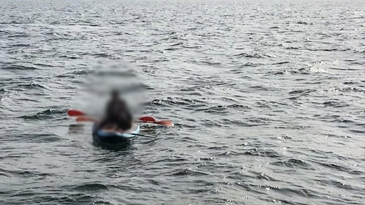 كوبل مغربي يغامر بالهجرة إلى إسبانيا عبر الكاياك كوبل مغربي يغامر بالهجرة إلى إسبانيا عبر الكاياك