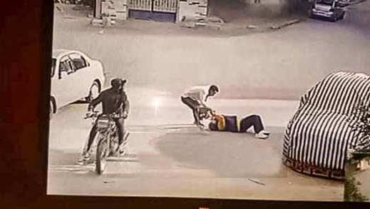 شابة تتعرض للسرقة بوحشية في واضحة النهار بأزغنغان شابة تتعرض للسرقة بوحشية في واضحة النهار بأزغنغان