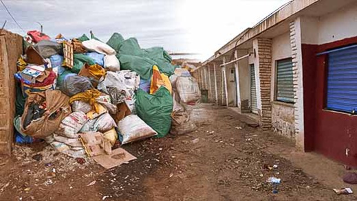 نشطاء يستنكرون انتشار الأزبال بقرية أركمان ويطالبون عامل الإقليم بالتدخل