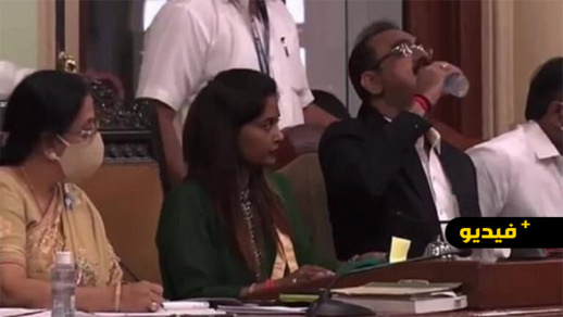 شاهدوا.. مسؤول يشرب سائلا مطهرا ظنا منه أنه ماء في لقاء رسمي شاهدوا.. مسؤول يشرب سائلا مطهرا ظنا منه أنه ماء في لقاء رسمي