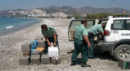 اعتقال 9 أفراد من الحرس المدني الاسباني ومغربيين ضمن عصابة لتهريب المخدرات اعتقال 9 أفراد من الحرس المدني الاسباني ومغربيين ضمن عصابة لتهريب المخدرات