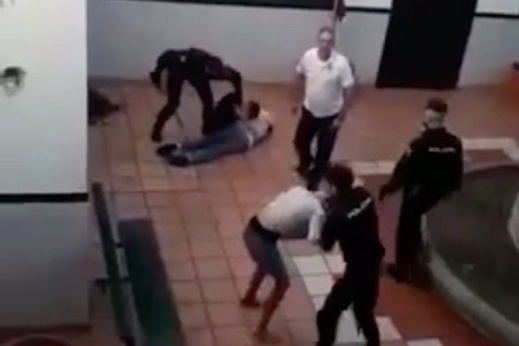 جمعويون يطالبون المفوضية الأوروبية بحماية القاصرين المغاربة من "عنف" الشرطة الإسبانية  جمعويون يطالبون المفوضية الأوروبية بحماية القاصرين المغاربة من "عنف" الشرطة الإسبانية