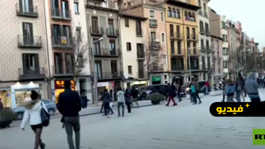 شاهدوا.. محتجون  يهاجمون سيارات مرشح حزب "فوكس" المتطرف ويرشقونها بالحجارة  شاهدوا.. محتجون  يهاجمون سيارات مرشح حزب "فوكس" المتطرف ويرشقونها بالحجارة