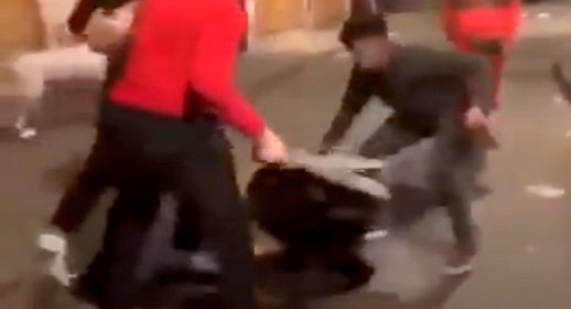 شباب مدججون بأسلحة بيضاء "يرمون" شابا في بالوعة للواد الحار في مشهد صادم شباب مدججون بأسلحة بيضاء "يرمون" شابا في بالوعة للواد الحار في مشهد صادم