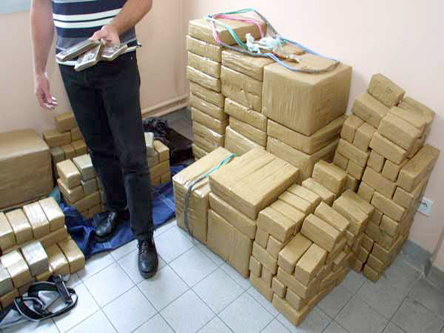 الشرطة الفرنسية والاسبانية تفكك شبكة لتهريب المخدرات من المغرب الشرطة الفرنسية والاسبانية تفكك شبكة لتهريب المخدرات من المغرب