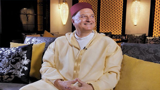 رئيس مكتب الإتصال الإسرائيلي بالرباط يرتدي الجلباب المغربي ويعبر عن سعادته بذلك