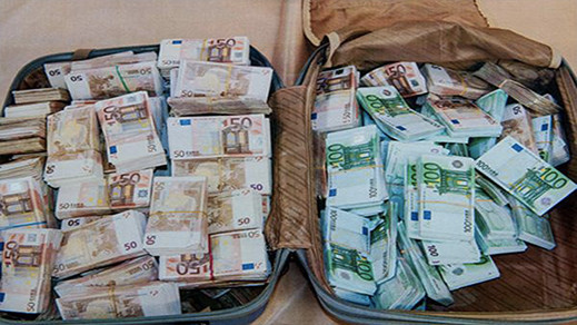 السلطات تتوصل بلائحة سوداء تضم رجال أعمال معروفين وسياسيين متهمين بتهريب الأموال عبر ميناء الناظور السلطات تتوصل بلائحة سوداء تضم رجال أعمال معروفين وسياسيين متهمين بتهريب الأموال عبر ميناء الناظور