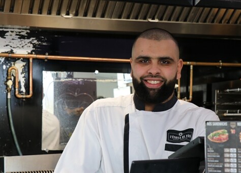 إبراهيم بوريقة.. فرنسي من أصول مغربية أنشأ مطعمه الخاص لإطعام طلبة باريس بالمجان
