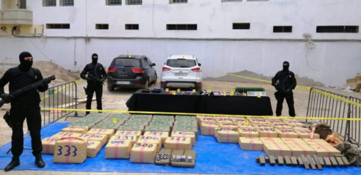 إلقاء القبض على سيدة و5 أشخاص ينشطون في شبكة للتهريب الدولي للمخدرات إلقاء القبض على سيدة و5 أشخاص ينشطون في شبكة للتهريب الدولي للمخدرات