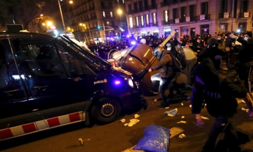 لليوم الثالث على التوالي.. احتجاجات وأعمال شغب متواصلة باسبانيا بسبب اعتقال مغني راب لليوم الثالث على التوالي.. احتجاجات وأعمال شغب متواصلة باسبانيا بسبب اعتقال مغني راب