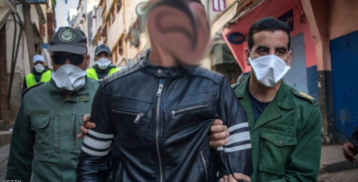 غريب..  اعتقال شخص أخفى قارورة "لقاح كورونا" في فمه بهدف السرقة
