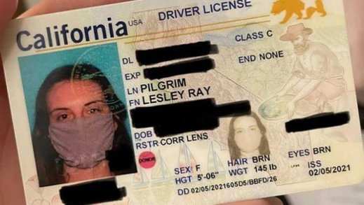 شابة تحصل على بطاقة الهوية بـ”القناع الواقي من كورونا” شابة تحصل على بطاقة الهوية بـ”القناع الواقي من كورونا”