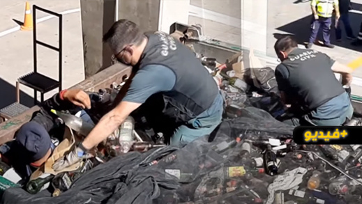 شاهدوا.. هكذا تم إنتشال حراكة مغاربة من وسط قنينات الخمر والزجاج بميناء مليلية شاهدوا.. هكذا تم إنتشال حراكة مغاربة من وسط قنينات الخمر والزجاج بميناء مليلية