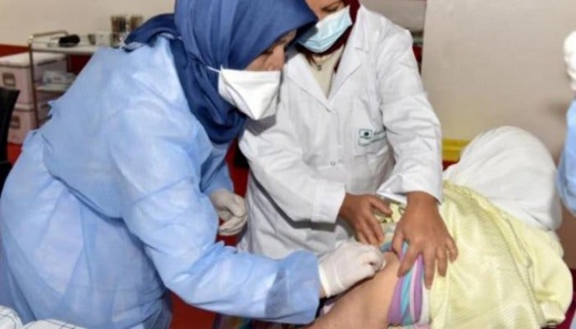 تلقيح ستينية بجرعتين من لقاح كورونا في نفس اليوم