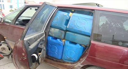 عسكريون متقاعدون يتاجرون في الوقود المهرب بالجهة الشرقية عسكريون متقاعدون يتاجرون في الوقود المهرب بالجهة الشرقية