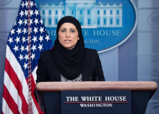 من تكون المسؤولة التي تحدثت إلى الأمريكيين في البيت الأبيض مرتدية الحجاب؟ من تكون المسؤولة التي تحدثت إلى الأمريكيين في البيت الأبيض مرتدية الحجاب؟