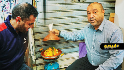 شاهدوا.. أزمة خانقة في سوق أولاد ميمون تدفع التجار إلى التقشف في الأكل شاهدوا.. أزمة خانقة في سوق أولاد ميمون تدفع التجار إلى التقشف في الأكل