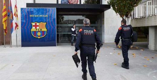 الشرطة تداهم مقر نادي برشلونة وتعتقل الرئيس وعددا من كبار الموظفين 