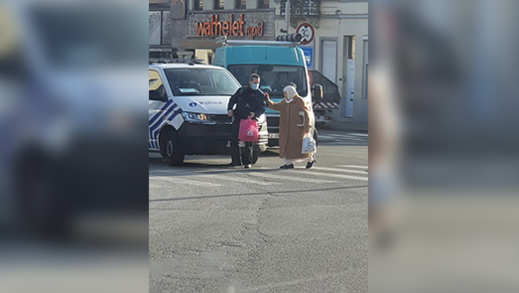 شاهدوا.. الشرطة البلجيكية تشل حركة السيارات لمساعدة عجوز مغربية على المرور