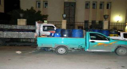 الصقور تداهم محطة للوقود بوجدة وتضبط تفريغ الوقود المهرب في حاوياتها ويباع بثمن المغربي الصقور تداهم محطة للوقود بوجدة وتضبط تفريغ الوقود المهرب في حاوياتها ويباع بثمن المغربي