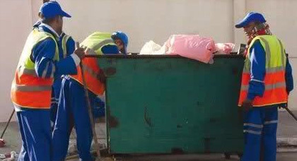 عمال يعثرون على جنينٍ حيٍّ ملفوفٍ بقماش وحبلُ سرتِه لم يقطع مرمي بحاوية ببركان عمال يعثرون على جنينٍ حيٍّ ملفوفٍ بقماش وحبلُ سرتِه لم يقطع مرمي بحاوية ببركان