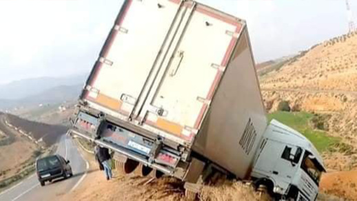 انقلاب شاحنة على الطريق الرابطة بين قرية أركمان ورأس الماء انقلاب شاحنة على الطريق الرابطة بين قرية أركمان ورأس الماء