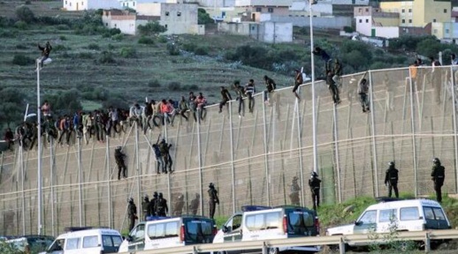 مهاجرون من جنوب الصحراء ينفذون هجوما جماعيا لاقتحام مدينة مليلية 