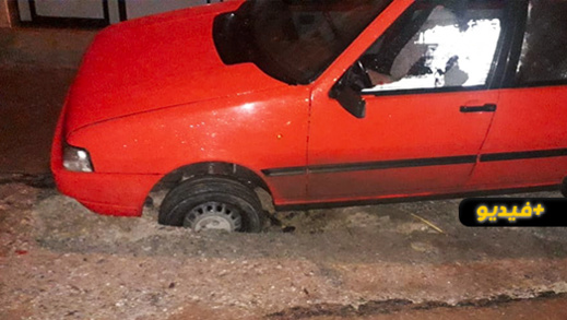 سقوط سيارة أجرة صغيرة وسط حفرة يكشف عورة البنية التحتية بالناظور