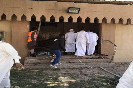 أربعيني "قوي البنية" يفتح باب مسجد بالعنف ويدعو الناس للصلاة