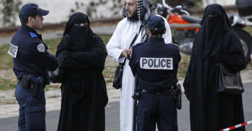 فرنسا تطرد مسلما من العمل بسبب مواظبته على أداء الصلاة