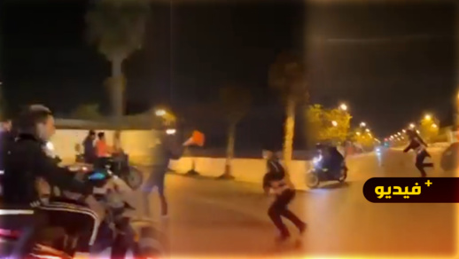 شاهدوا.. اختراق حاجز أمني من طرف مراهقين بالدراجات النارية 