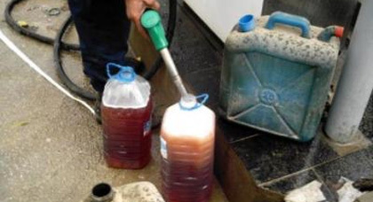 اسعار البنزين المهرب بالجهة الشرقية تبلغ أرقاما قياسية بسبب تشديد الخناق على الحدود اسعار البنزين المهرب بالجهة الشرقية تبلغ أرقاما قياسية بسبب تشديد الخناق على الحدود