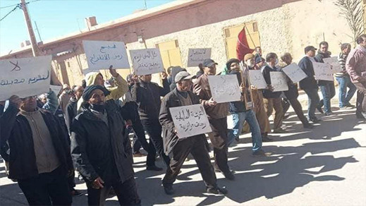 بعدما منعت الجزائر الفلاحين المغاربة.. عامل فجيج يعقد لقاء لإيجاد حلول للمستفيدين من أراضي العرجة بعدما منعت الجزائر الفلاحين المغاربة.. عامل فجيج يعقد لقاء لإيجاد حلول للمستفيدين من أراضي العرجة