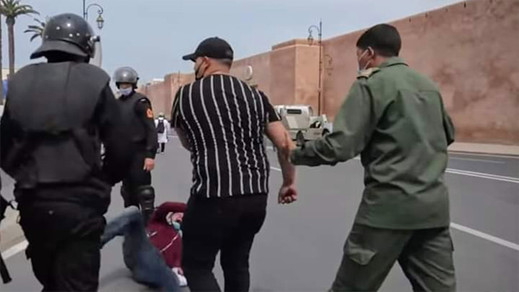 الشرطة تعتقل الشخص الذي ظهر وهو يعنف الأساتذة المحتجين بالرباط الشرطة تعتقل الشخص الذي ظهر وهو يعنف الأساتذة المحتجين بالرباط