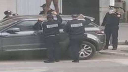 بعدما أثار ضجة كبيرة.. الأمن يكشف تفاصيل واقعة ظهور شخص عار فوق سطح سيارة