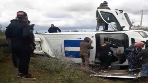 إصابة 20 شخص في حادث سير بين حافلة للنقل المزدوج وسيارة نفعية إصابة 20 شخص في حادث سير بين حافلة للنقل المزدوج وسيارة نفعية