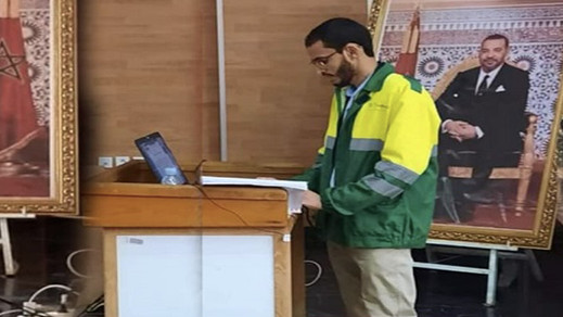 في خطوة أشاد بها الجميع.. طالب باحث يناقش الدكتوراه مرتديا زي عامل نظافة في خطوة أشاد بها الجميع.. طالب باحث يناقش الدكتوراه مرتديا زي عامل نظافة