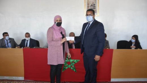 تسليم شيكات لعدد من ممتهنات التهريب المعيشي تسليم شيكات لعدد من ممتهنات التهريب المعيشي