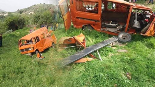 سقوط ضحايا إثر حادث إنقلاب سيارة لنقل التلاميذ سقوط ضحايا إثر حادث إنقلاب سيارة لنقل التلاميذ