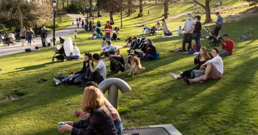 كذبة أبريل تخرج مئات الناس إلى الشارع في بلجيكا كذبة أبريل تخرج مئات الناس إلى الشارع في بلجيكا